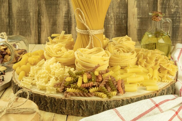 Un mix di diversi tipi di pasta su uno sfondo di legno