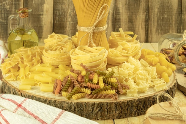 Un mix di diversi tipi di pasta su uno sfondo di legno