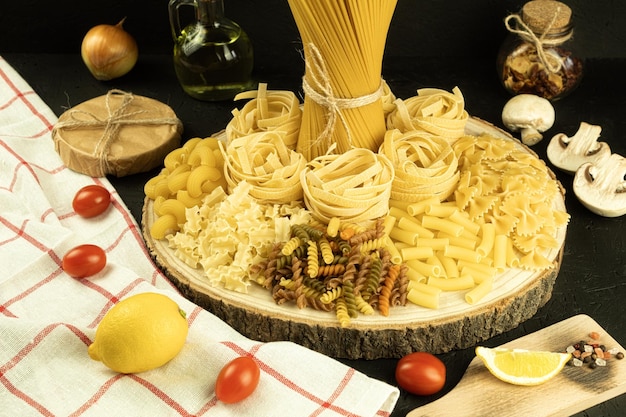 Un mix di diversi tipi di pasta su uno sfondo di legno