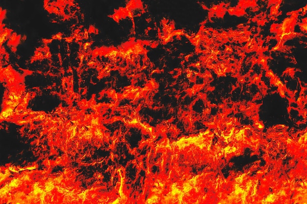 Un modello di fiamma di fuoco con scintille su sfondo nero La trama di un falò di notte