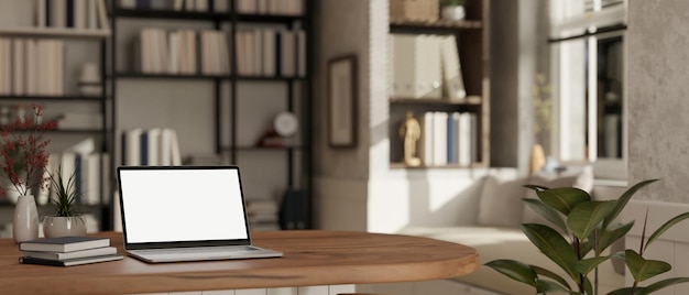 Un modello di laptop è su un tavolo di legno in un soggiorno moderno e contemporaneo e accogliente