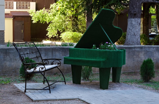 Un modello di pianoforte e una panca scolpita in un parco cittadino