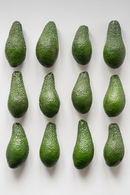 Un modello di posa piatta avocado pinkerton