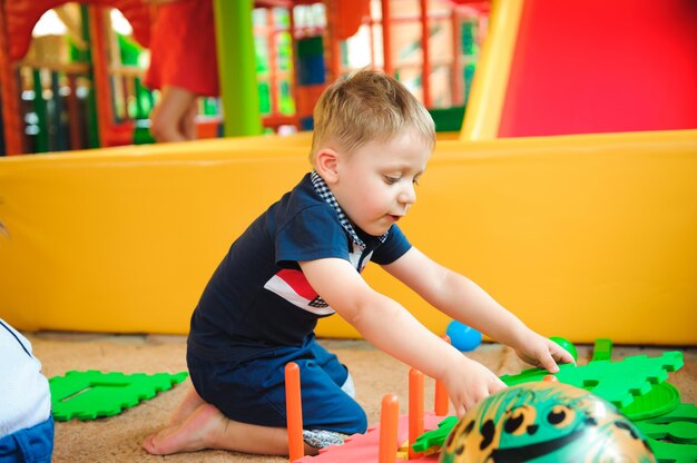 Un moderno parco giochi per bambini al coperto con giocattoli.