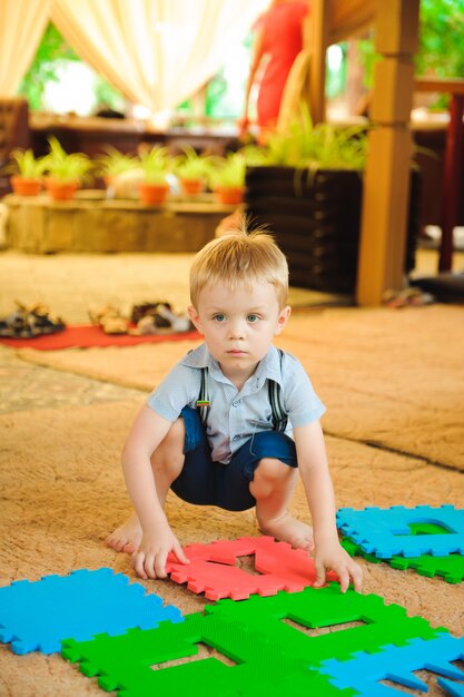 Un moderno parco giochi per bambini al coperto. Il ragazzo si diverte.