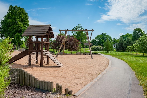 Un moderno scivolo per bambini in legno e materiali naturali Parco giochi per bambini