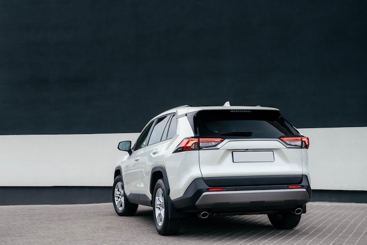 Foto un moderno suv crossover urbano di colore bianco con belle ruote e una grande griglia cromata