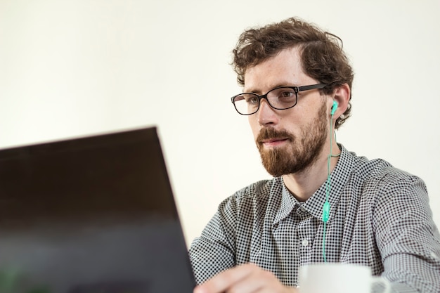 Un moderno uomo d&#39;affari utilizza nuove tecnologie per la comunicazione