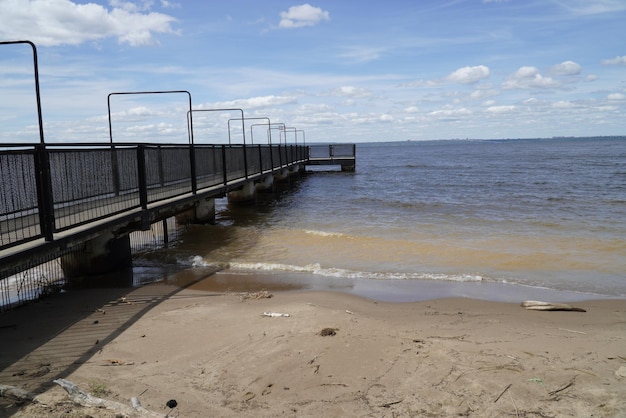 Un molo di cemento con una recinzione metallica sul fiume Volga Ulyanovsk Russia