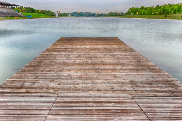 Un molo di legno su una regata del lago