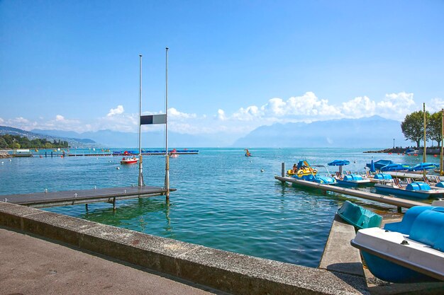 Un molo e catamarani blu nel porto della baia del lago di Ginevra a Losanna, in Svizzera, in estate