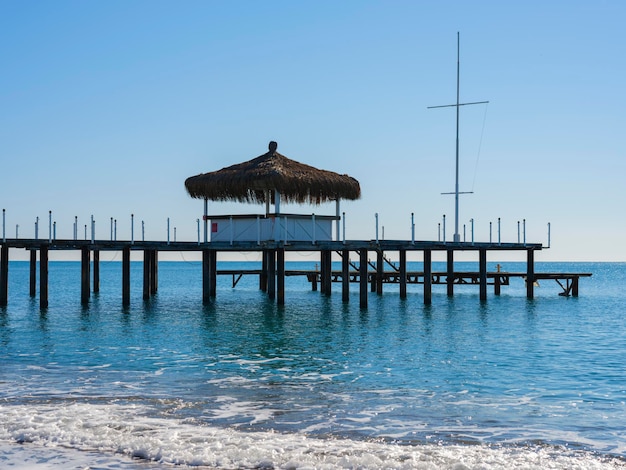 Un molo sulla spiaggia e viste rilassanti sul mare