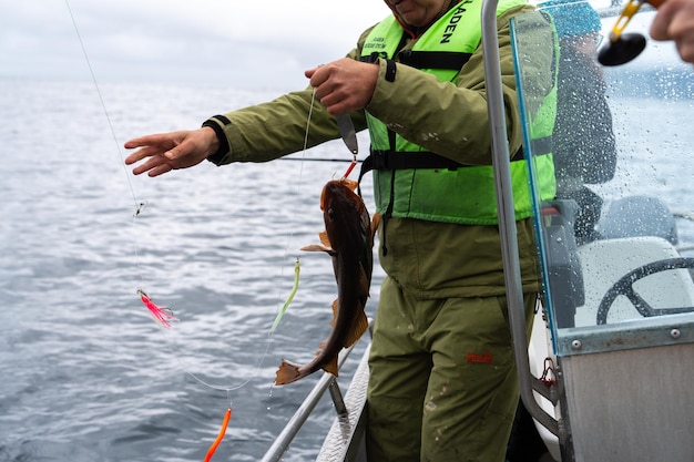 Un momento di pesca tranquillo in Norvegia un pescatore che sgancia la pesca fresca all'aperto