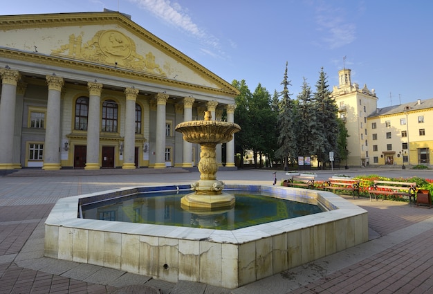 Un monumento architettonico del classicismo sovietico una fontana davanti al colonnato d'ingresso