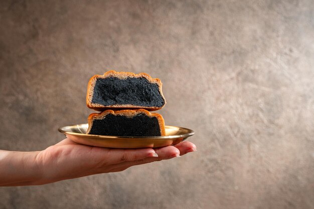 Un mooncake è un prodotto da forno cinese tradizionalmente consumato durante il MidAutumn Festival