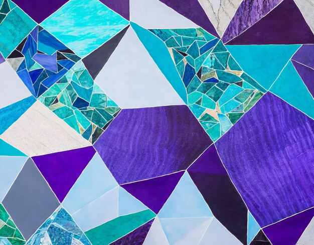 Un mosaico viola e blu di triangoli e la parola aqua.