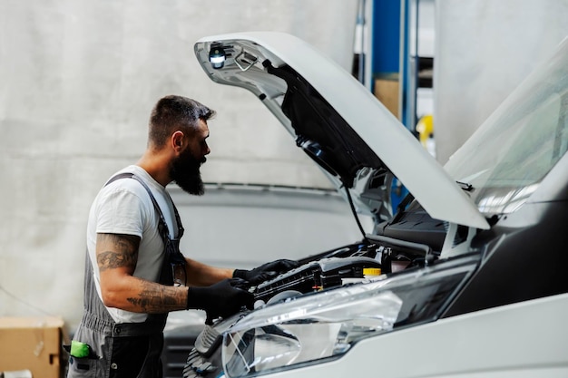 Un motore di fissaggio automeccanico sul veicolo in officina