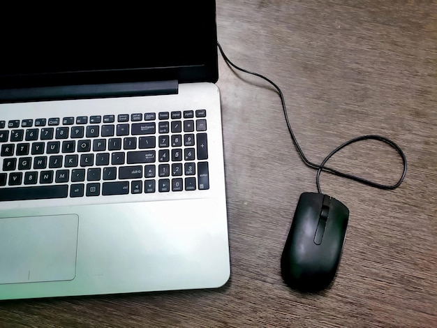 Un mouse per computer con tastiera portatile Atmosfera di lavoro sul tavolo Attività freelance