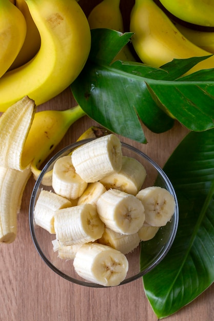 Un mucchio di banane biologiche crude pronte da mangiare