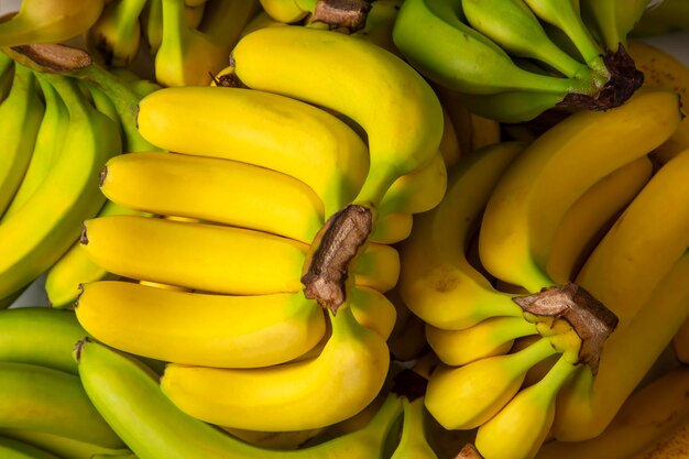 Un mucchio di banane biologiche crude pronte da mangiare