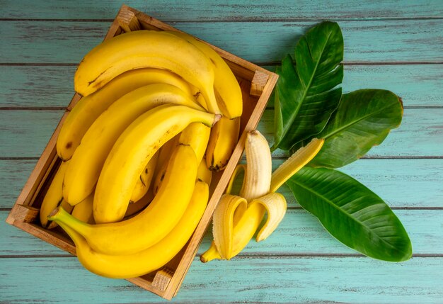 Un mucchio di banane biologiche crude pronte da mangiare