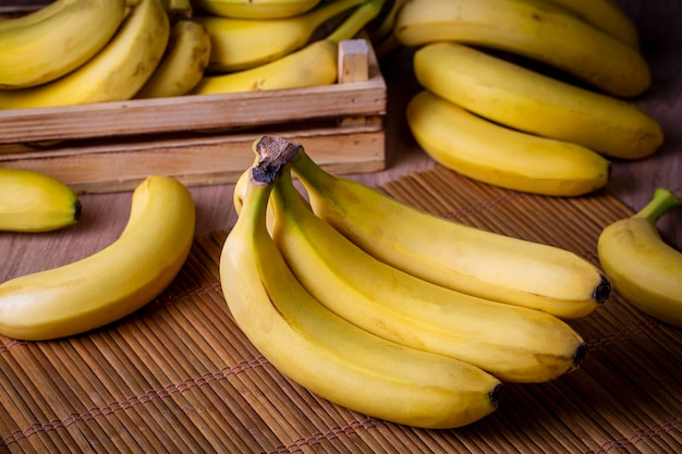 Un mucchio di banane biologiche crude pronte da mangiare
