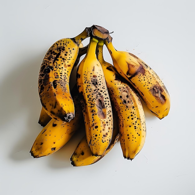 un mucchio di banane con macchie nere e macchie marroni