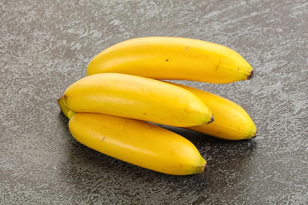 Un mucchio di banane mature e dolci e gustose.