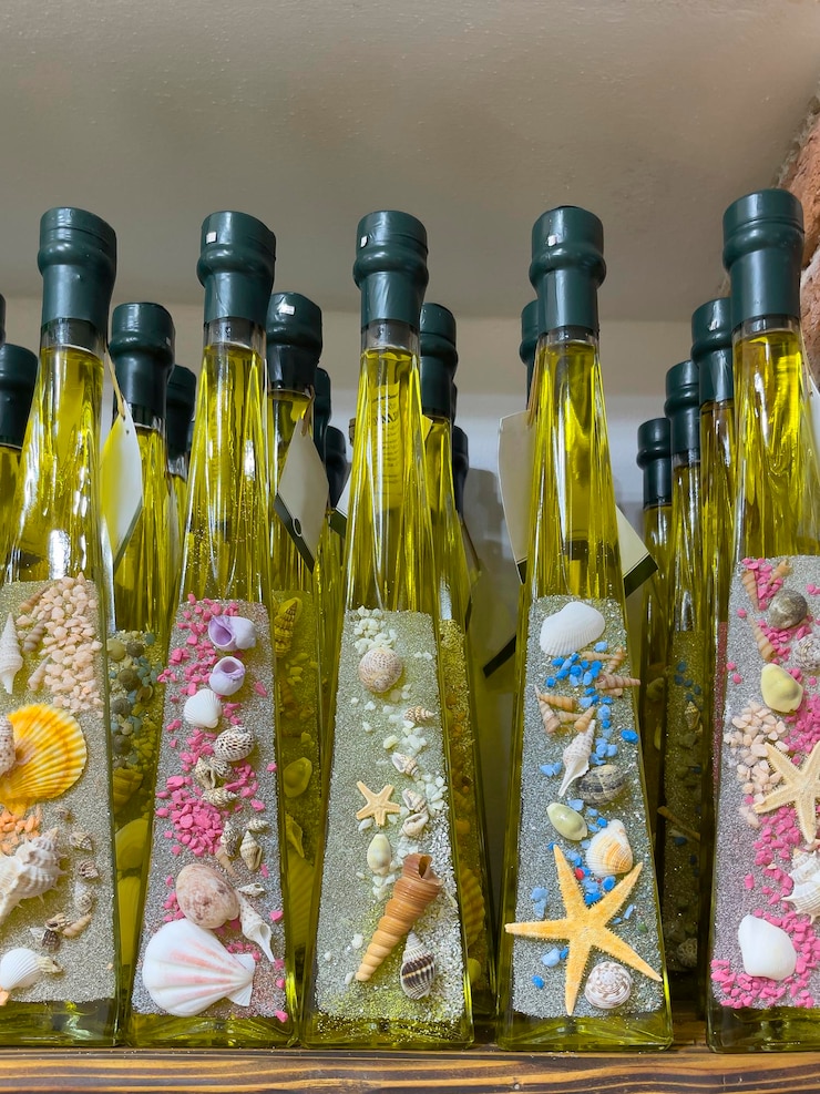 Foto un mucchio di bottiglie con la parola mare su di loro