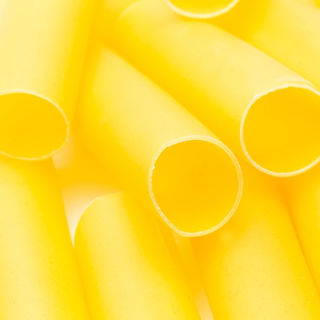 Un mucchio di cannelloni tubi di pasta. Scattata in Studio con una 5D mark III.