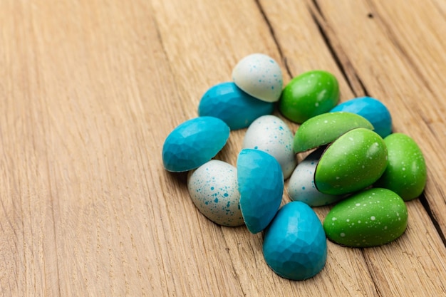Un mucchio di caramelle blu e verde su un tavolo di legno