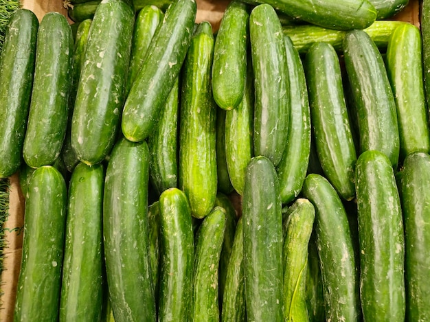 un mucchio di cetrioli con alcuni buchi al centro