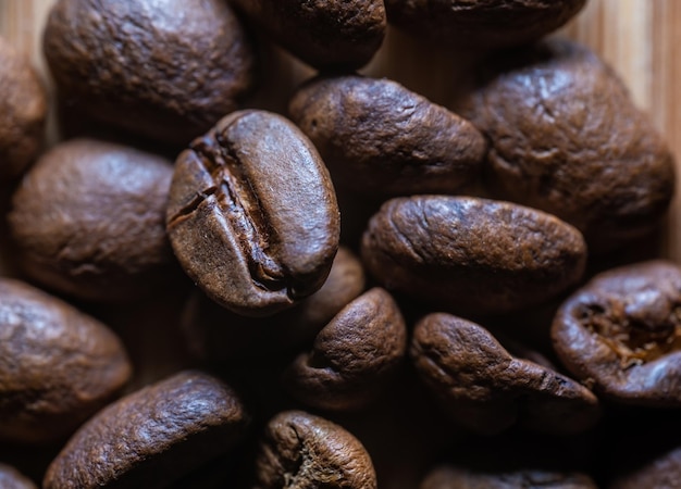 Un mucchio di chicchi di caffè con la parola caffè sul lato