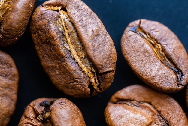 Un mucchio di chicchi di caffè su un tavolo nero