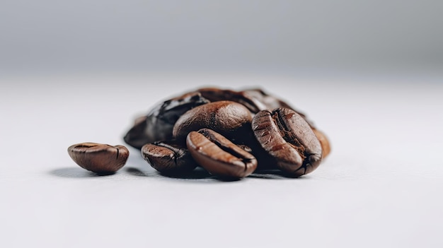 Un mucchio di chicchi di caffè su una superficie bianca