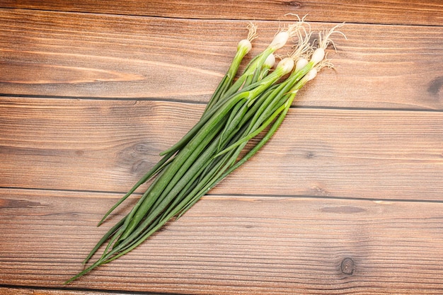 Un mucchio di cipolla verde fresca e giovane