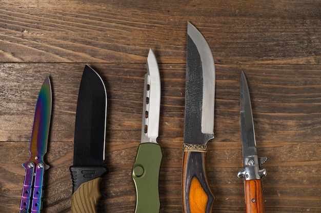 Un mucchio di coltelli da caccia su un tavolo