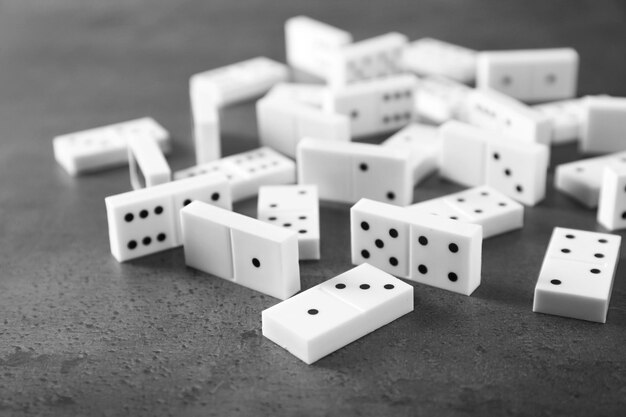 Un mucchio di domino su uno sfondo grigio