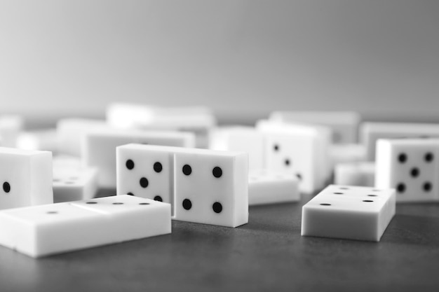 Un mucchio di domino su uno sfondo grigio