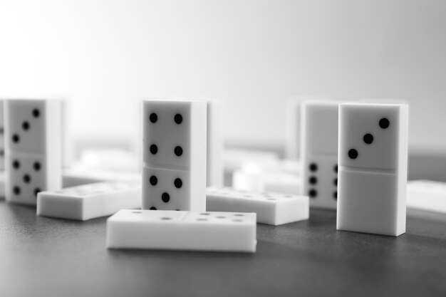 Un mucchio di domino su uno sfondo grigio