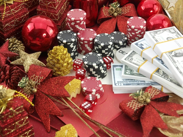 Un mucchio di fiches da poker e denaro sono su un tavolo con ornamenti natalizi.