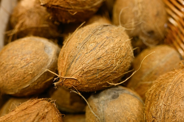 Un mucchio di frutti di cocco come sfondo