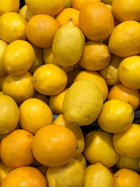 Un mucchio di limoni in un cestino blu