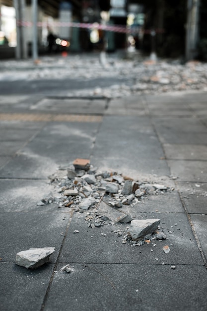 Un mucchio di mattoni e detriti da costruzione dopo il crollo del tetto o il muro di un condominio