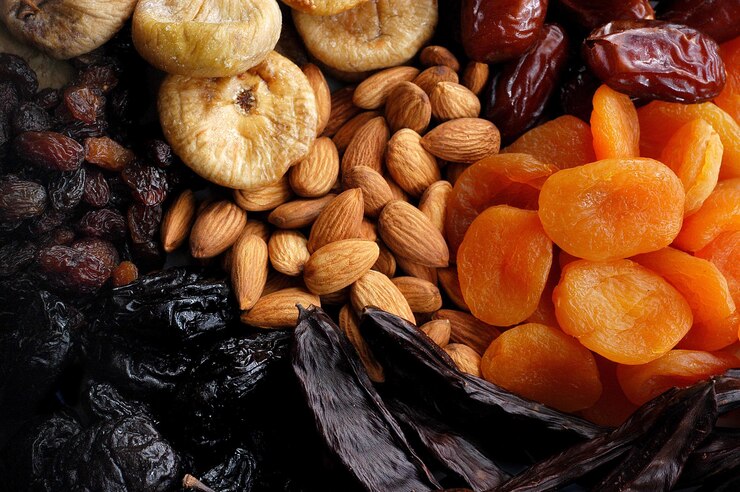 un mucchio di noci comprese mandorle mandorle e mandorle