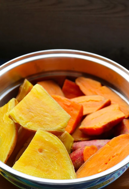 Un mucchio di patate dolci appena cotte a vapore in una pentola a vapore