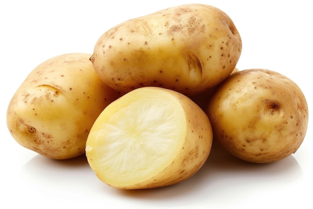 Un mucchio di patate è ordinato accuratamente su uno sfondo bianco semplice