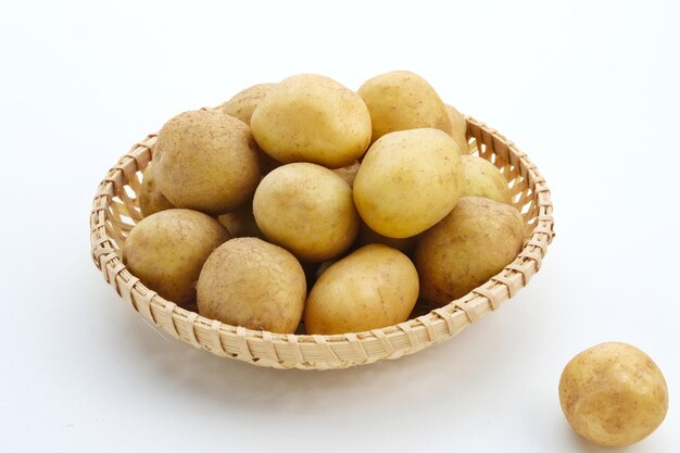 Un mucchio di patate fresche biologiche su sfondo bianco Close up Selected focus