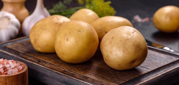 Un mucchio di patate novelle sul tavolo I benefici delle verdure