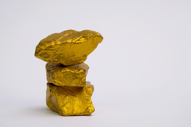 Un mucchio di pepite d&#39;oro o minerale d&#39;oro su sfondo bianco,